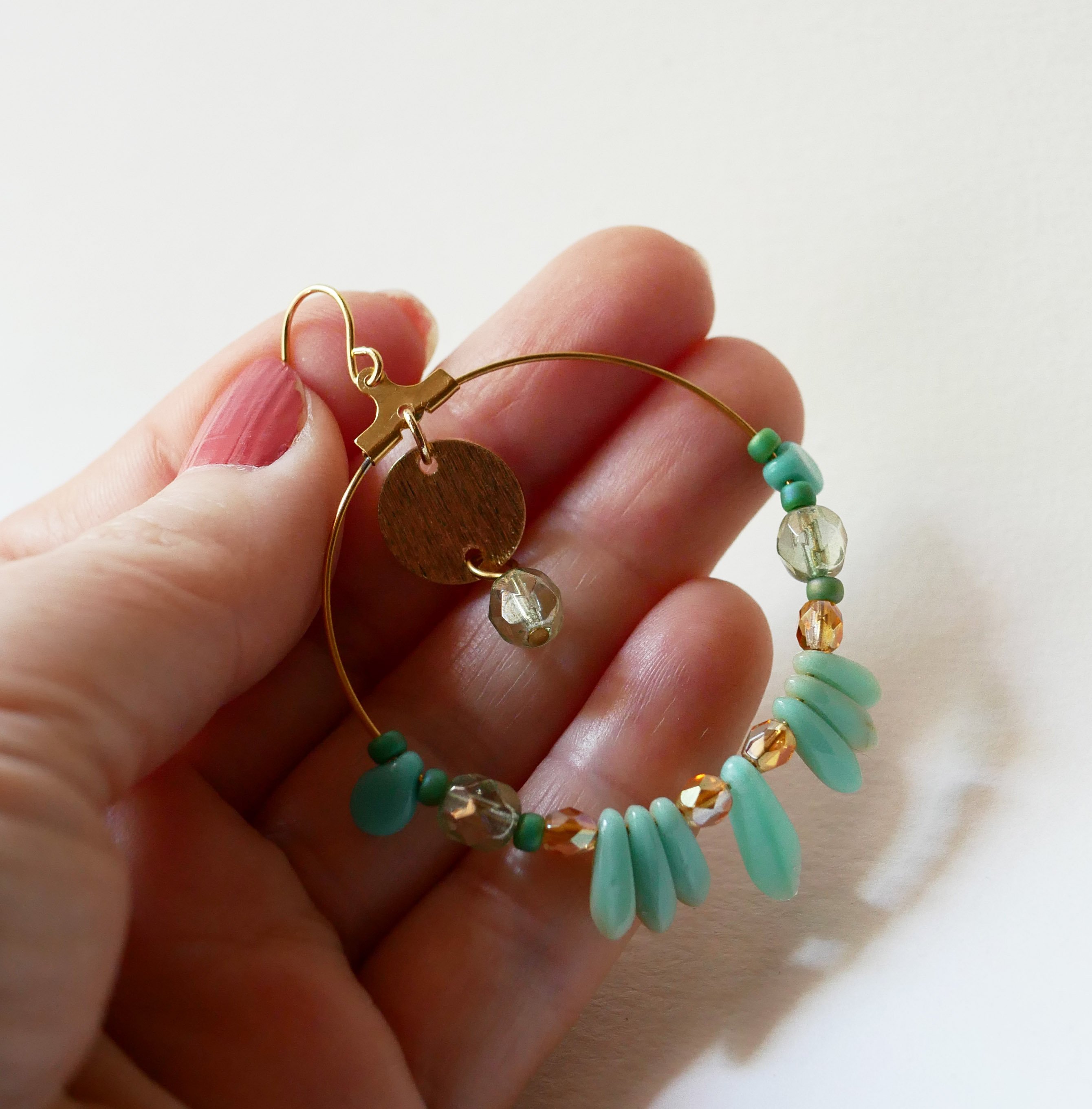 Boucles d'oreilles grandes cr&eacute;oles dor&eacute;es perles turquoise vert d'eau