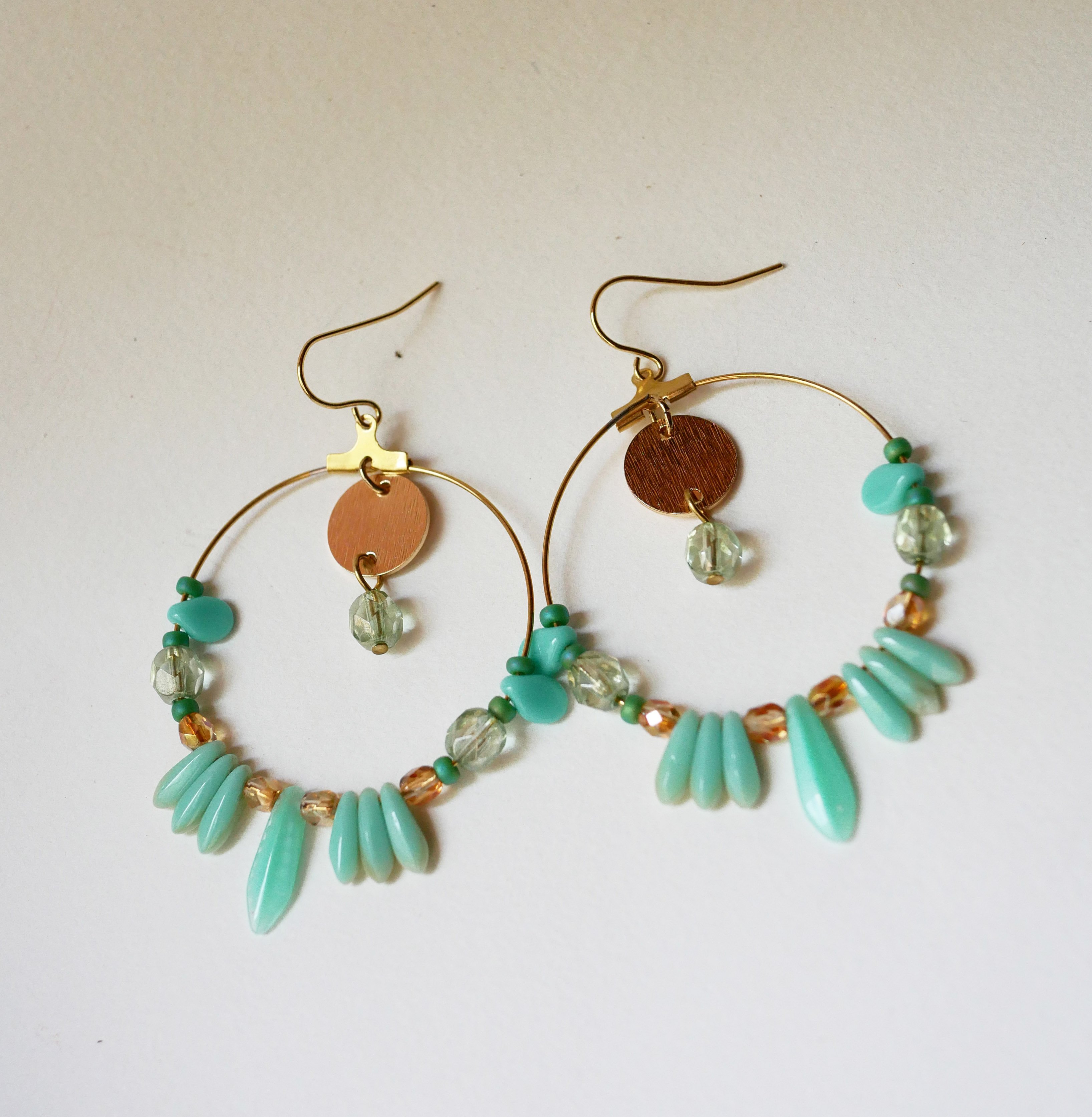 Boucles d'oreilles grandes cr&eacute;oles dor&eacute;es perles turquoise vert d'eau