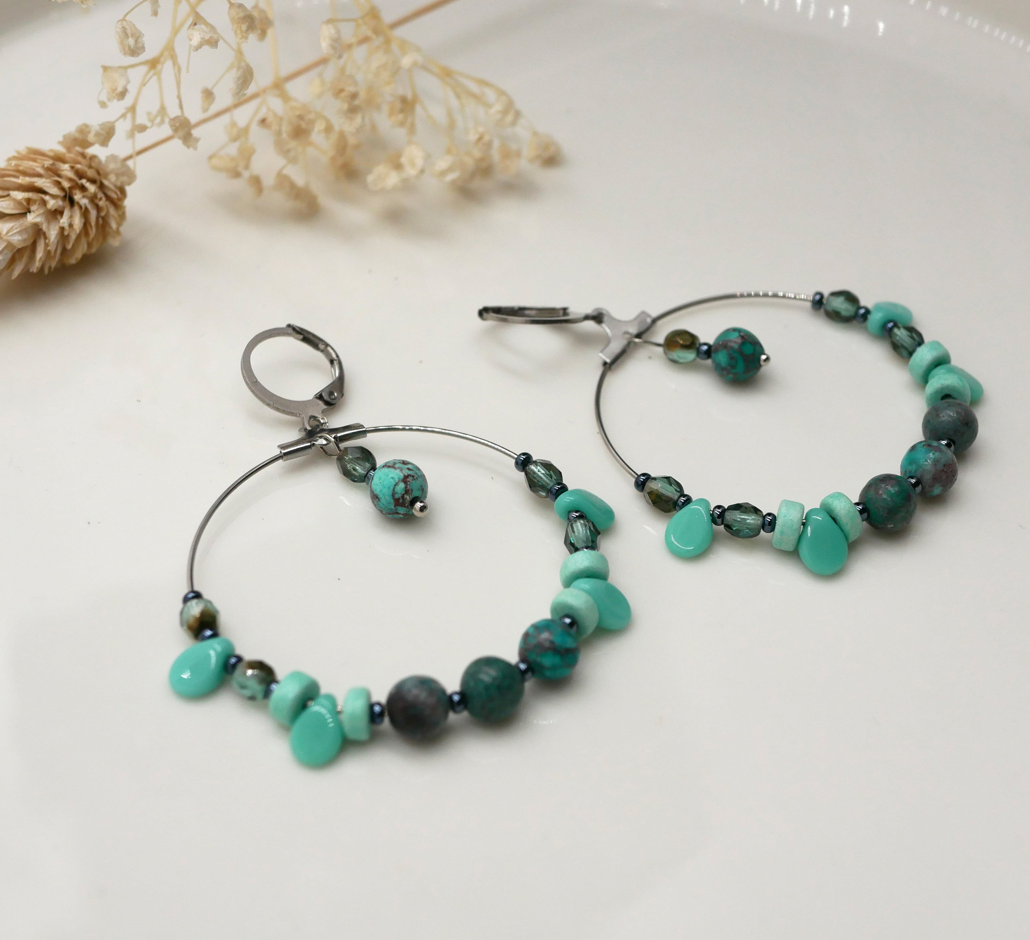 Boucles d'oreilles grandes cr&eacute;oles acier et perles turquoises