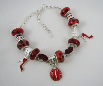 Pulseira de prata com contas vermelhas de joaninha