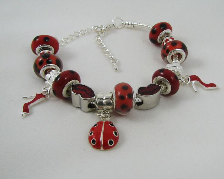 Pulseira de prata com contas vermelhas de joaninha