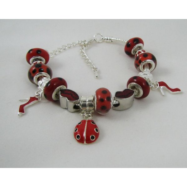 Pulseira de prata com contas vermelhas de joaninha