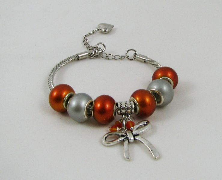 Pulseira de prata com missangas e laço cor-de-laranja