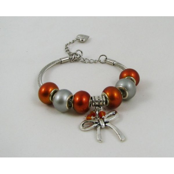 Pulseira de prata com missangas e laço cor-de-laranja
