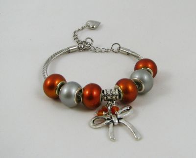 Pulseira de prata com missangas e laço cor-de-laranja