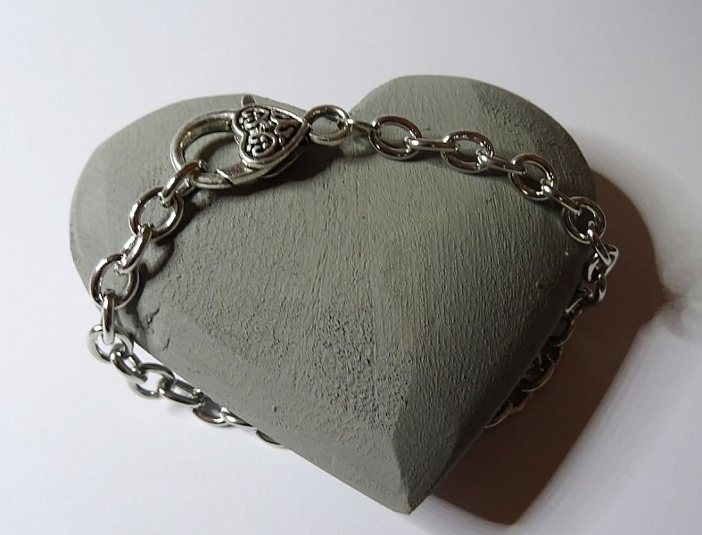 Bracelete corrente prateada grande fecho de cora&ccedil;&atilde;o 20 cm