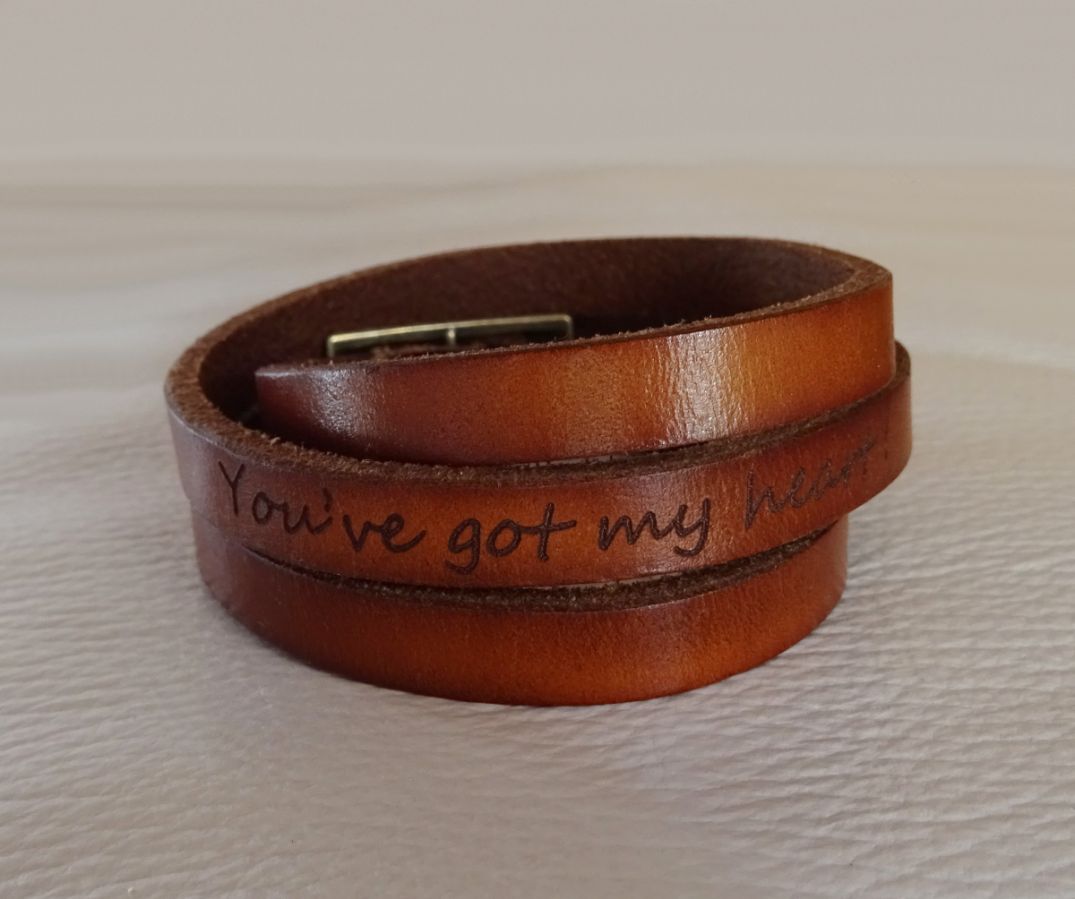 Bracelet cuir grav&eacute; personnalis&eacute; avec pr&eacute;noms
