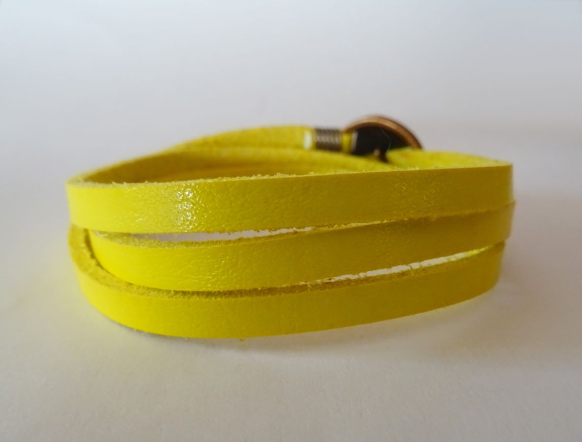 Pulseira de couro amarelo fino com tripla volta