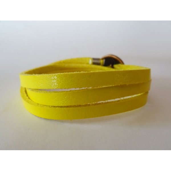 Pulseira de couro amarelo fino com tripla volta