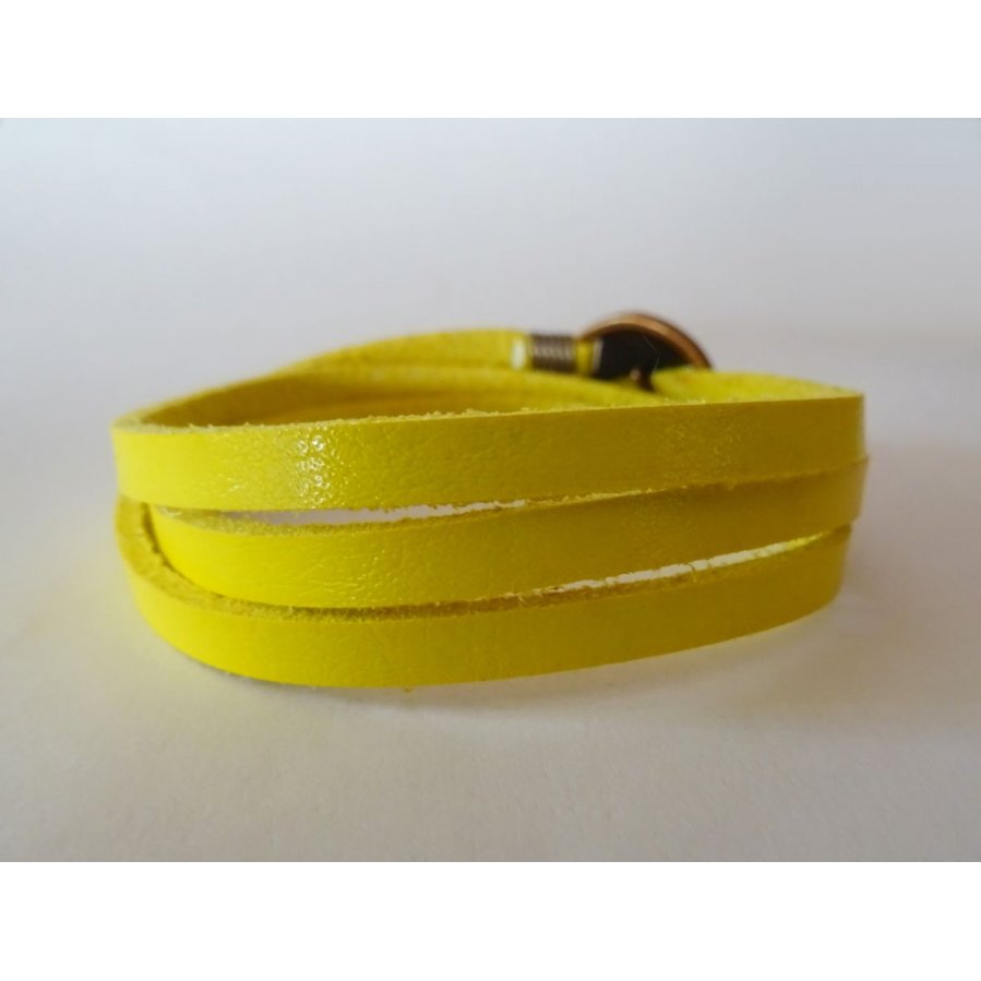 Pulseira de couro amarelo fino com tripla volta