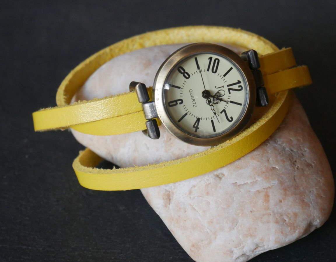 Pulseira de couro amarelo fino com tripla volta