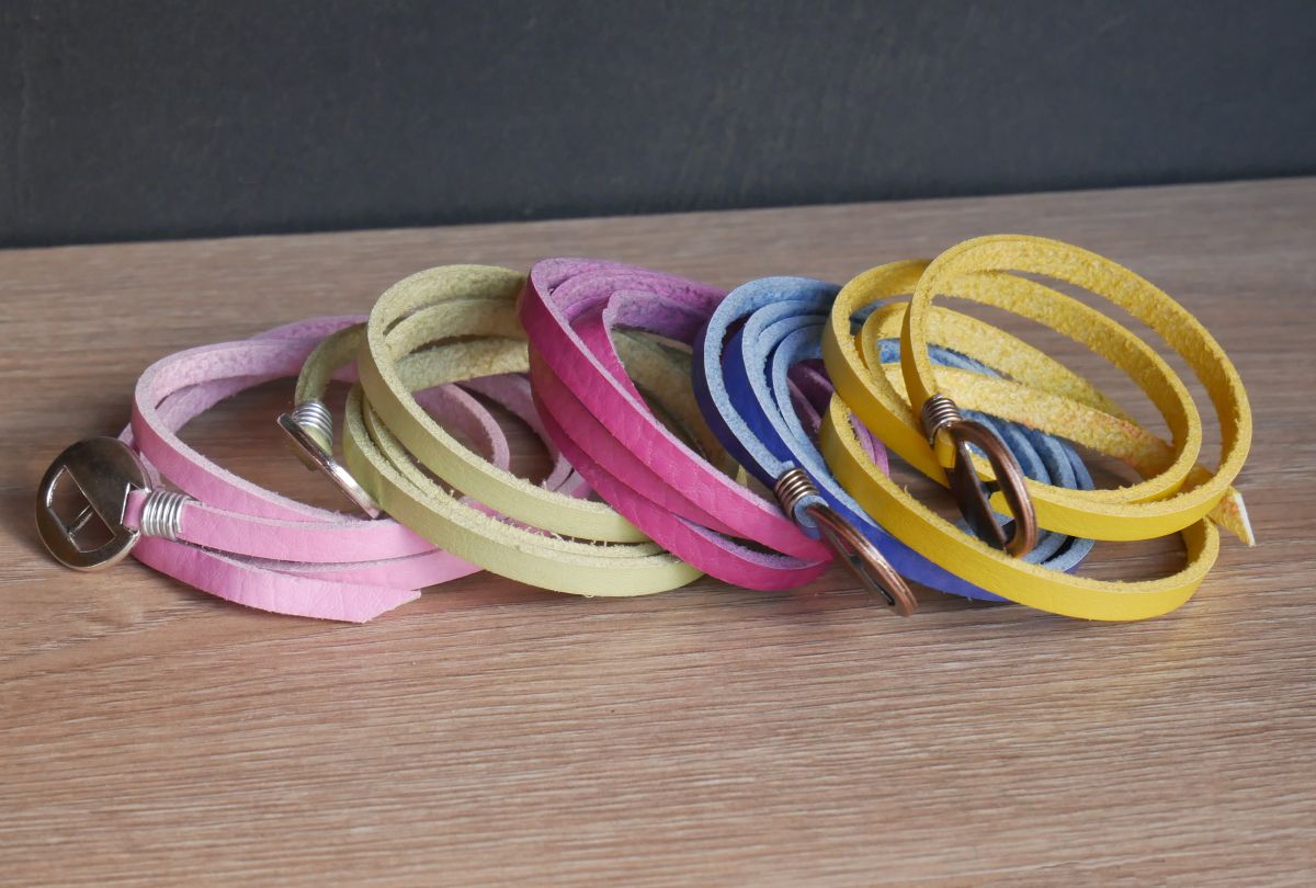 Pulseira de couro amarelo fino com tripla volta