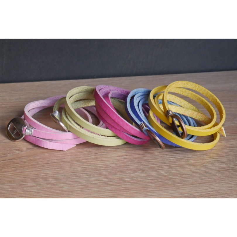 Pulseira de couro amarelo fino com tripla volta