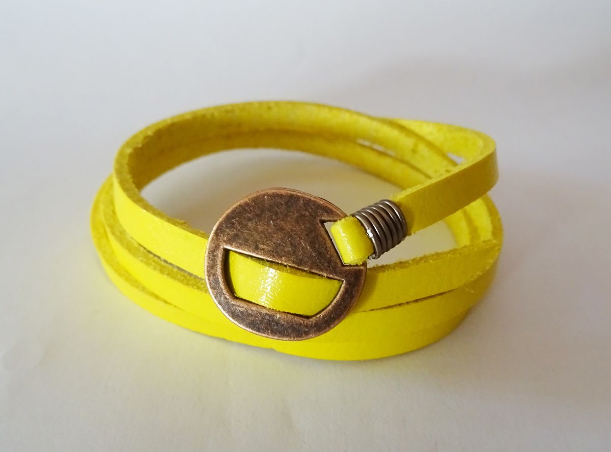 Pulseira de couro amarelo fino com tripla volta