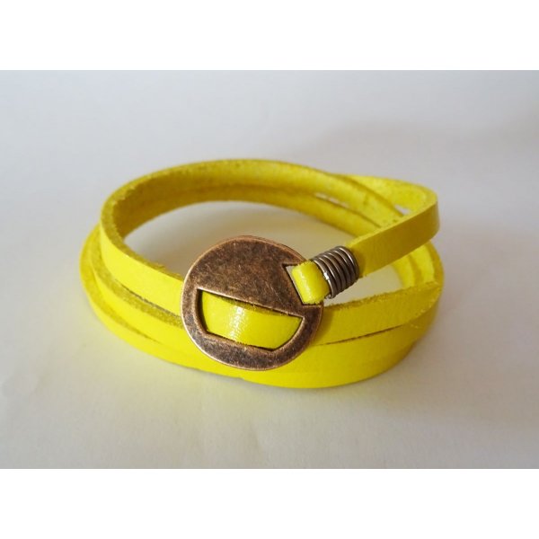 Pulseira de couro amarelo fino com tripla volta