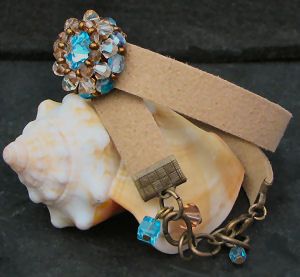 Bracelet Cuir naturel,  bijou Swarovski turquoise