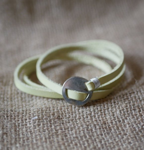 Pulseira de couro Verde anis, embalagem tripla ajust&aacute;vel