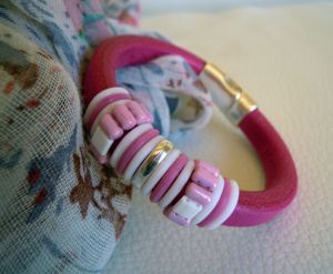 Regalize o couro e pulseira de pérolas cor-de-rosa