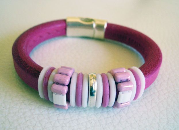 Regalize o couro e pulseira de pérolas cor-de-rosa