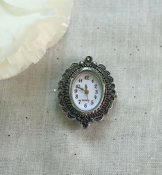 Cadran de montre argent&eacute; ovale