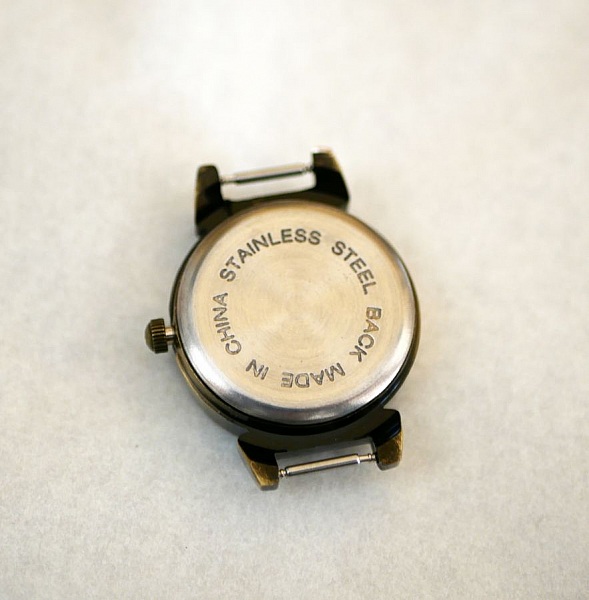 Rosto de rel&oacute;gio de mola preto e bronze