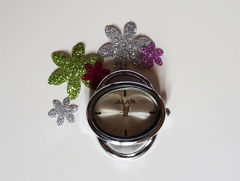 Cadran de montre ovale argent&eacute; style moderne