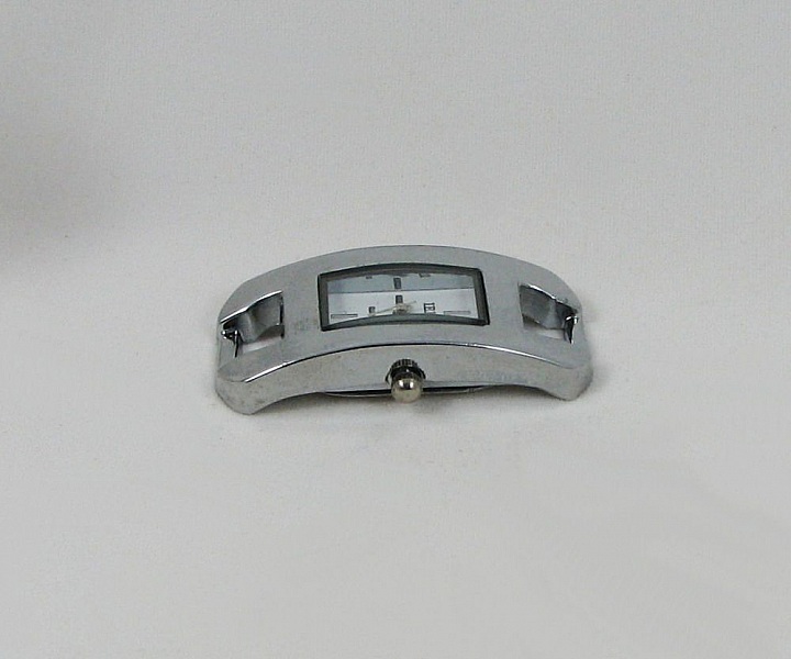 Rosto de rel&oacute;gio rectangular prateado, estilo moderno