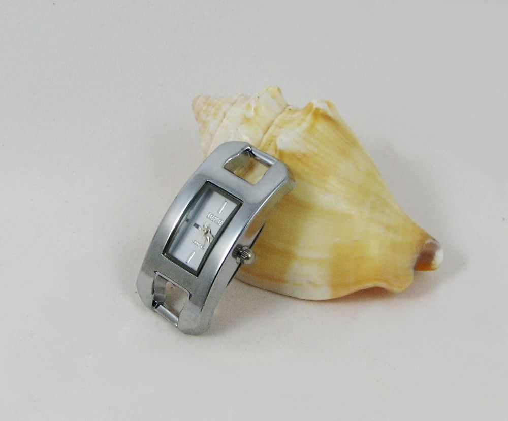 Rosto de relógio rectangular prateado, estilo moderno