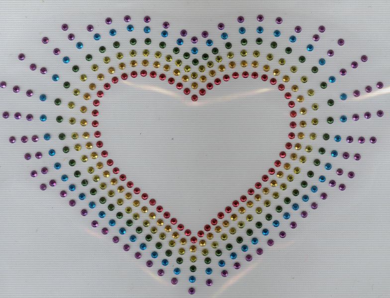 Coração de rhinestone multicolorido