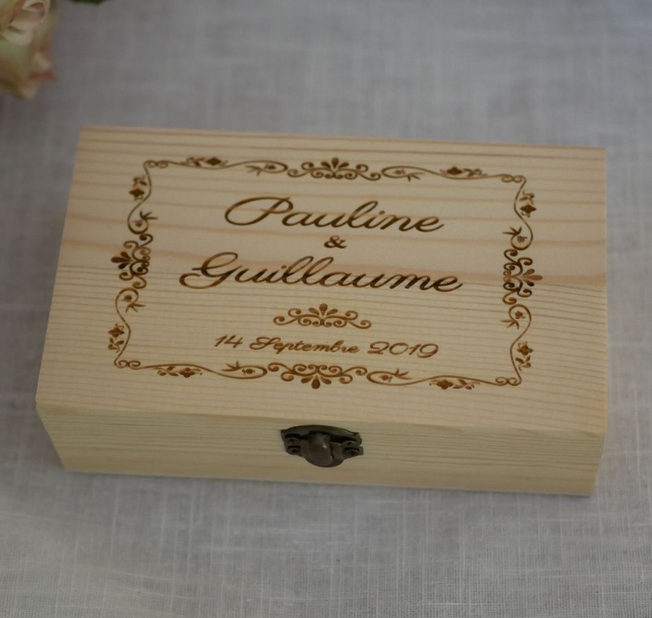 Caixa de madeira gravada e personalizada
