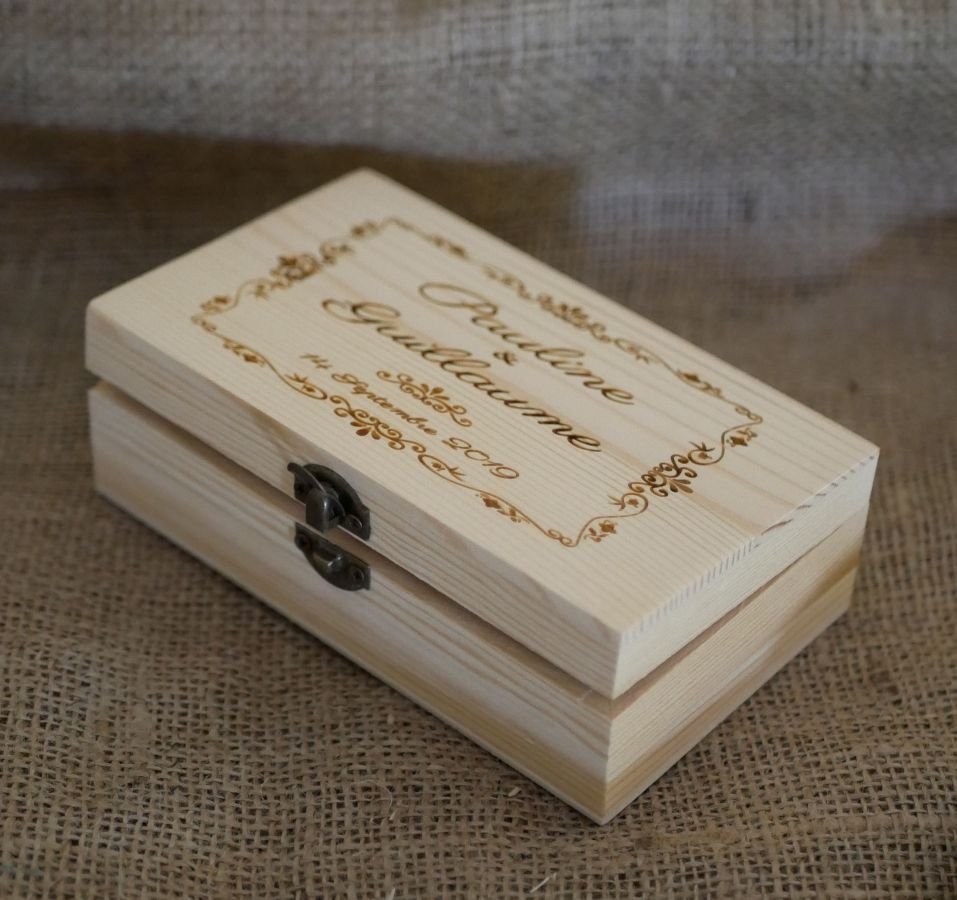Caixa de madeira gravada e personalizada