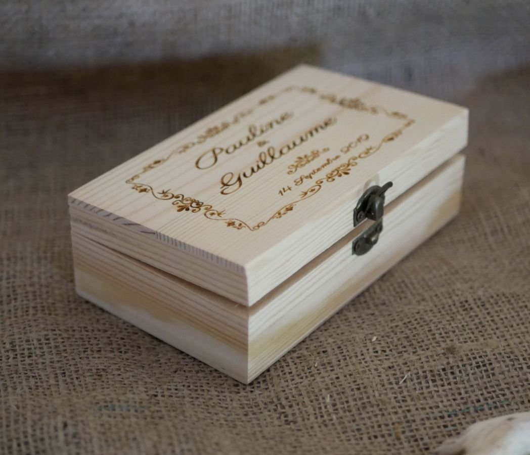 Caixa de madeira gravada e personalizada