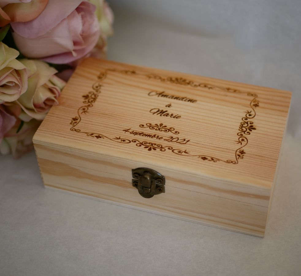 Caixa de madeira gravada e personalizada