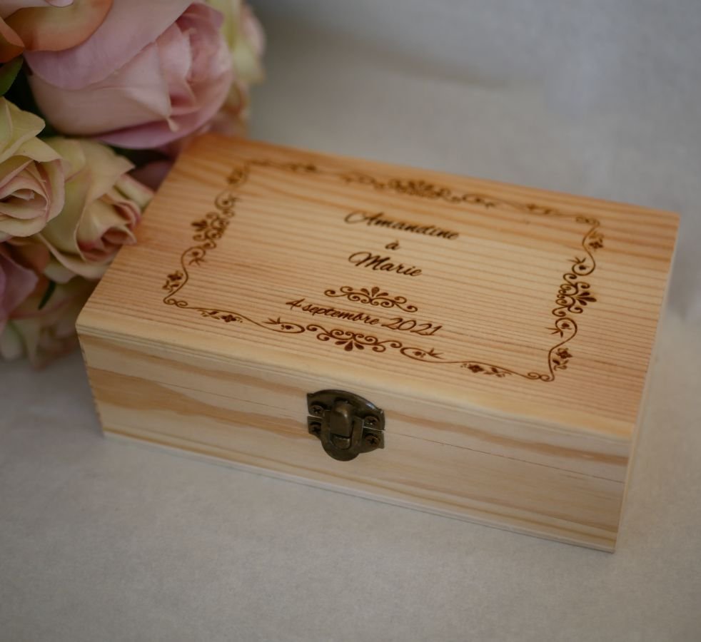 Caixa de madeira gravada e personalizada