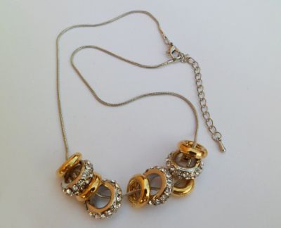 Colar com anéis de prata e ouro