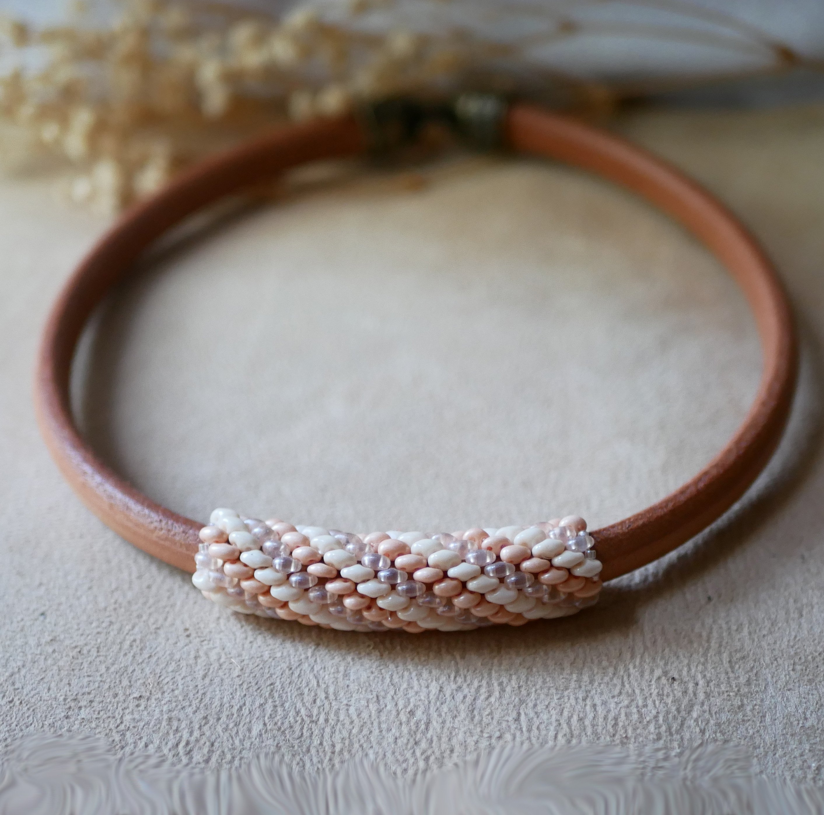 Regalizar colar de couro com missangas nuas