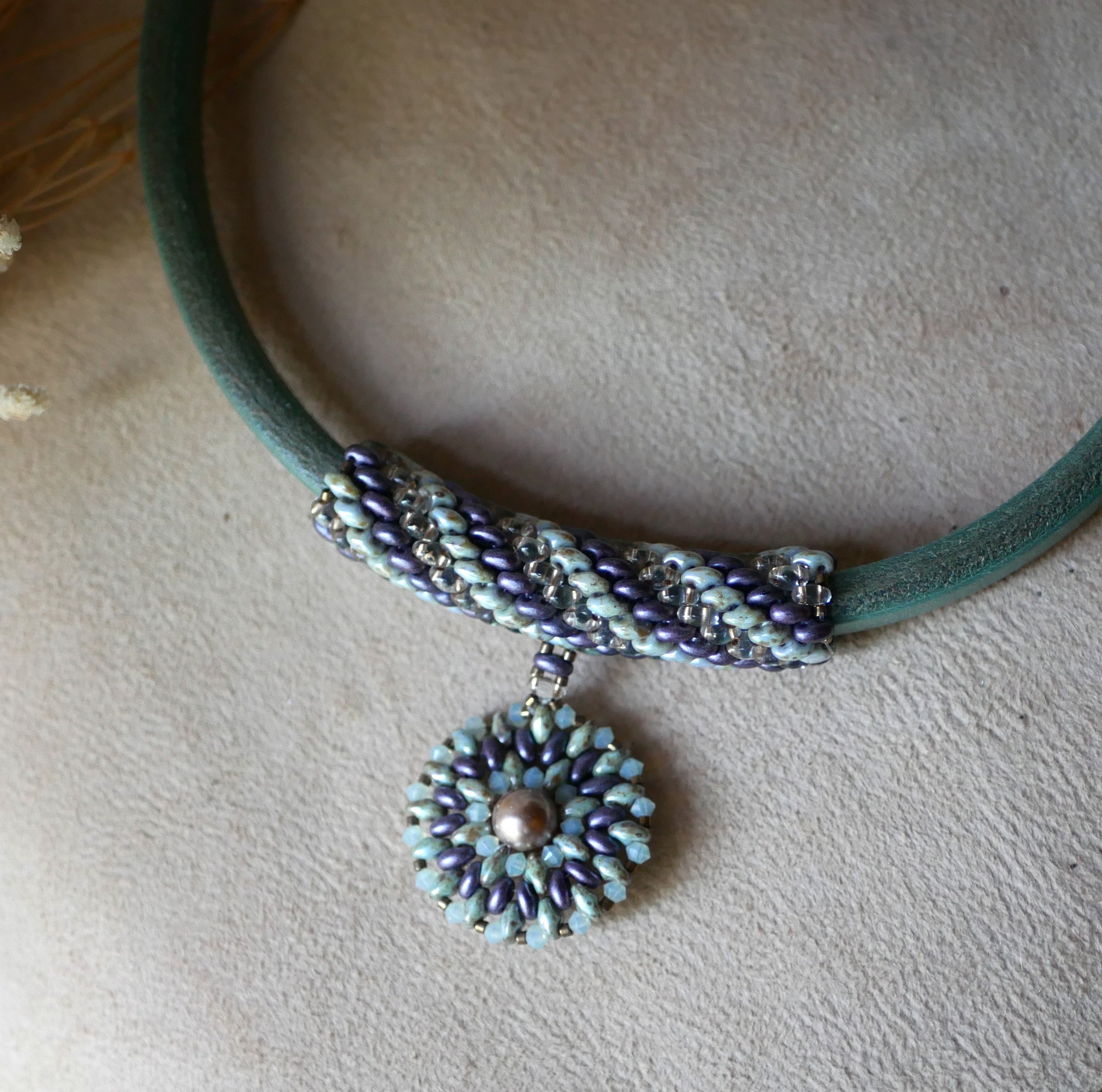 Colar pingente de couro Regaliz missangas P&uacute;rpura/verde