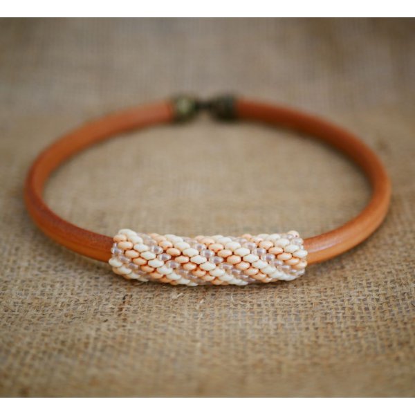 Regalizar colar de couro com missangas nuas