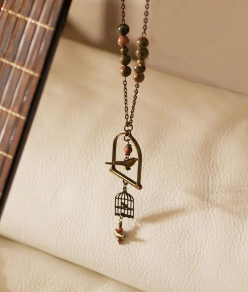 Colar com pingente longo de p&aacute;ssaro