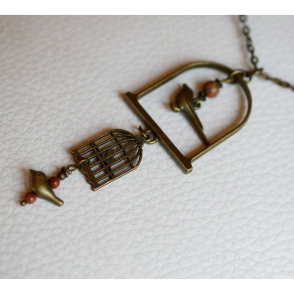 Colar com pingente longo de p&aacute;ssaro