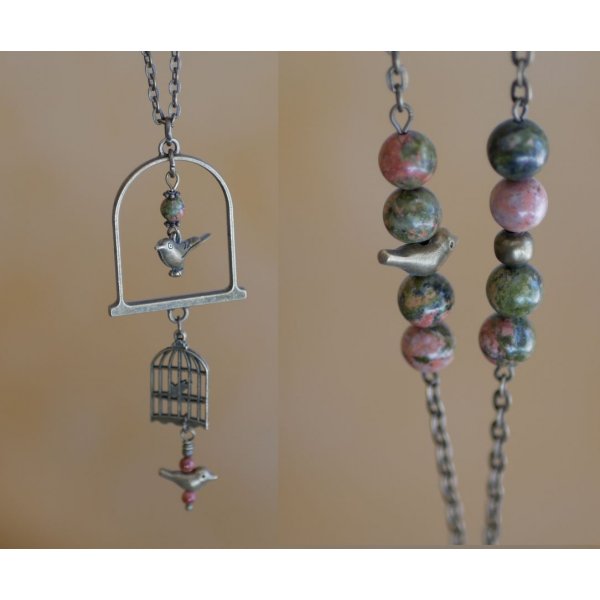 Colar com pingente longo de p&aacute;ssaro