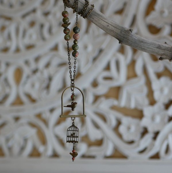 Colar com pingente longo de p&aacute;ssaro