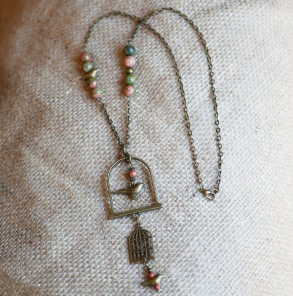 Colar com pingente longo de p&aacute;ssaro