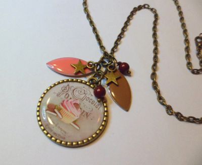 Colar pendente de cabochon com muffin e lantejoulas gourmet