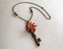 Colar de chave e pingente de flores com pérolas na corrente