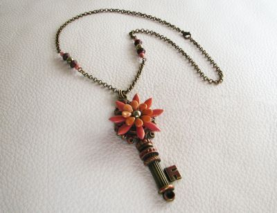 Colar de chave e pingente de flores com pérolas na corrente