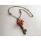 Colar de chave e pingente de flores com pérolas na corrente