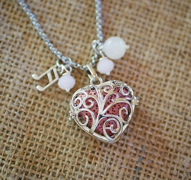 Pingente de colar Caixa cora&ccedil;&atilde;o com pedra de lava da sua escolha Presente do Dia dos Namorados