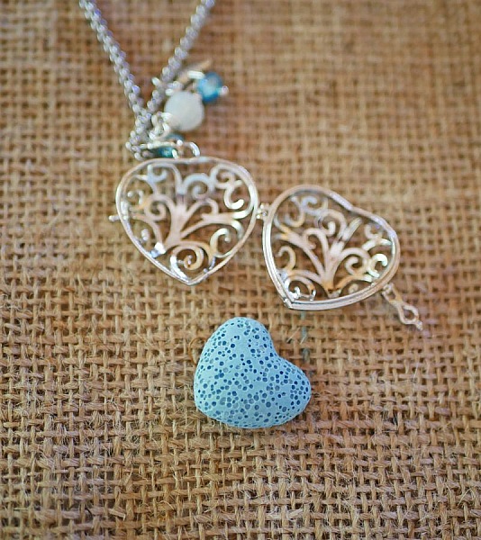 Pingente de colar Caixa cora&ccedil;&atilde;o com pedra de lava da sua escolha Presente do Dia dos Namorados