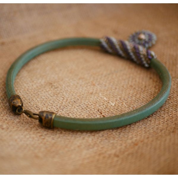 Colar pingente de couro Regaliz missangas P&uacute;rpura/verde